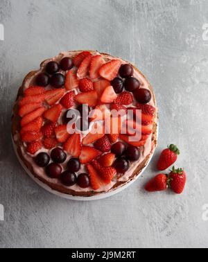 Foto ravvicinata della torta di fragole fatta in casa. Colorata natura morta con deliziosa crostata. Foto Stock