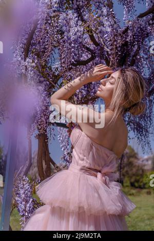 Bella donna in wisteria photoshoot Foto Stock