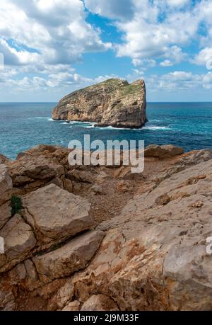 Veduta dell'Isola di Foradada da Belvedere la Foradada, Capo Caccia, Alghero, Sardegna, Italia Foto Stock