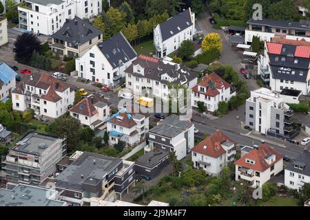 Paderborn, Germania. 24th maggio 2022. La foto aerea mostra i tetti danneggiati degli edifici di Riemekestraße. Un tornado aveva causato danni enormi nella città il 20,5.2022. Credit: Friso Gentsch/dpa/Alamy Live News Foto Stock