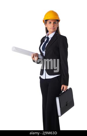 Giovane donna caucasica architetto sorridente con piani e valigetta con documenti, ritratto isolato su sfondo bianco Foto Stock