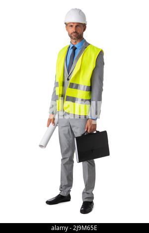 Ritratto a tutta lunghezza di un ingegnere maschile che tiene un progetto e valigetta isolato su sfondo bianco Foto Stock