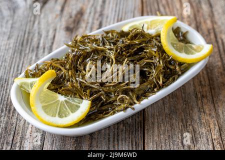 Timo di montagna con salsa. Timo di olio d'oliva naturale per la colazione su fondo di legno. Cibo sano. Primo piano Foto Stock