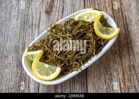 Timo di montagna con salsa. Timo di olio d'oliva naturale per la colazione su fondo di legno. Cibo sano. Primo piano Foto Stock