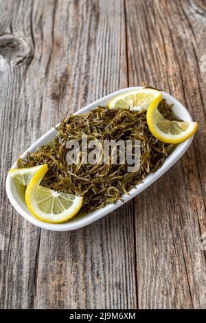 Timo di montagna con salsa. Timo di olio d'oliva naturale per la colazione su fondo di legno. Cibo sano. Primo piano Foto Stock