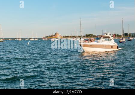 Chicago, Illinois, Stati Uniti - 16 agosto 2014: Paesaggio del lago Michigan con persone in barca e Adler Planetarium in background, Chicago, Illin Foto Stock