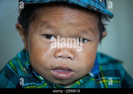 Kathmandu, Nepal. 24th maggio 2022. Dor Bahadur Khapangi (18 anni) visto prima di ricevere un certificato ufficiale Guinness World Records per essere il più breve adolescente che vive a Kathmandu. È nato il 14th novembre 2004, Khapangi misura una media di 73,43 cm (2 piedi 4,9 pollici). Credit: SOPA Images Limited/Alamy Live News Foto Stock