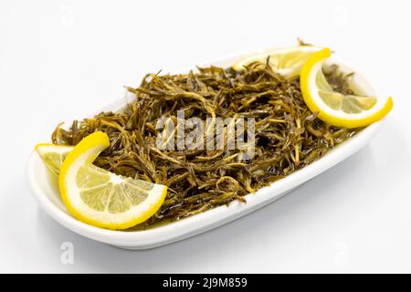 Timo di montagna con salsa. Timo di olio d'oliva naturale per colazione su sfondo bianco isolato. Cibo sano. Primo piano Foto Stock