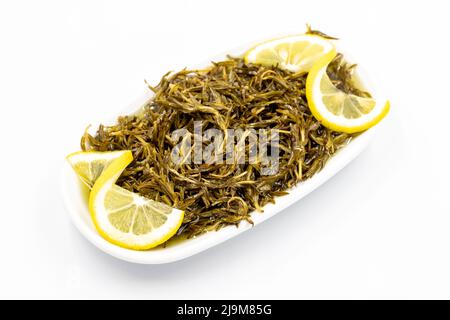 Timo di montagna con salsa. Timo di olio d'oliva naturale per colazione su sfondo bianco isolato. Cibo sano. Primo piano Foto Stock