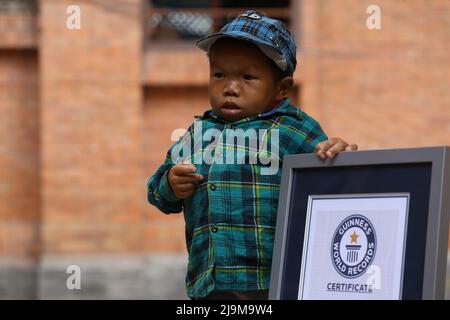 Il 24 maggio 2022 a Kathmandu, Nepal. Il detentore del Guinness del record mondiale degli uomini viventi più corti nell'adolescente Dor Bahadur Khapangi ha il certificato del record mondiale di Guinness mentre pone per la foto all'ufficio del consiglio di amministrazione del turismo del Nepal. Misura altezza Khapangi è 73,43 cm (2ft 4,9 pollici) (foto di Abhishek Maharjan/Sipa USA) Foto Stock