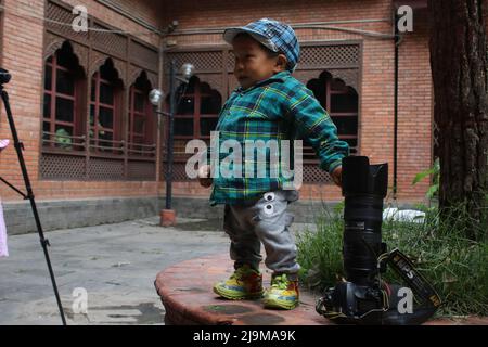 Kathmandu, Nepal. 24th maggio 2022. Il 24 maggio 2022 a Kathmandu, Nepal. Guinness il detentore del record mondiale degli uomini viventi più corti è un adolescente Dor Bahadur Khapangistands accanto alla macchina fotografica mentre si pone per la foto al premesis dell'ufficio del consiglio di amministrazione del turismo del Nepal. Misura altezza Khapangi è 73,43 cm (2ft 4,9 pollici) (Foto di Abhishek Maharjan/Sipa USA) Credit: Sipa USA/Alamy Live News Foto Stock
