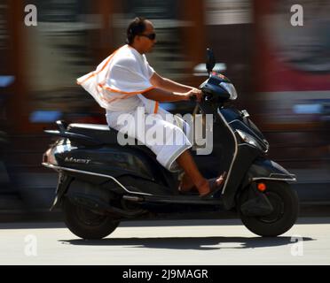 Bella panning di un prete indiano su un due ruote catturato a Mylapore, Chennai India, il 25th 2016 luglio Foto Stock