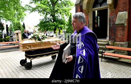 Rosice, Repubblica Ceca. 24th maggio 2022. Ultimo saluto a Meda Mladkova, storico dell'arte, collezionista e patrono della Repubblica Ceca, a Rosice, 24 maggio 2022. Credit: Igor Zehl/CTK Photo/Alamy Live News Foto Stock