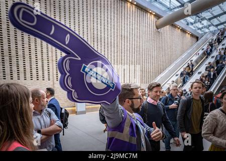 Londra, Regno Unito. 24th maggio 2022. La linea Elizabeth alla stazione di Paddington apre alle ore 06,33 di martedì mattina per uso pubblico. L'imponente progetto di costruzione della ferrovia Crossrail inizia finalmente a funzionare dopo 13 anni, con costi stimati di quasi 19bn sterline. Credit: Guy Corbishley/Alamy Live News Foto Stock