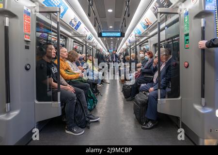 Londra, Regno Unito. 24th maggio 2022. La linea Elizabeth alla stazione di Paddington apre alle ore 06,33 di martedì mattina per uso pubblico. L'imponente progetto di costruzione della ferrovia Crossrail inizia finalmente a funzionare dopo 13 anni, con costi stimati di quasi 19bn sterline. Credit: Guy Corbishley/Alamy Live News Foto Stock