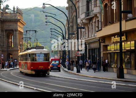 Bellissimo paesaggio di una strada trafficata, con vecchio tram rosso in una serata soleggiata , catturato a PRAGA, REPUBBLICA CECA 0n luglio 23, 2018 Foto Stock