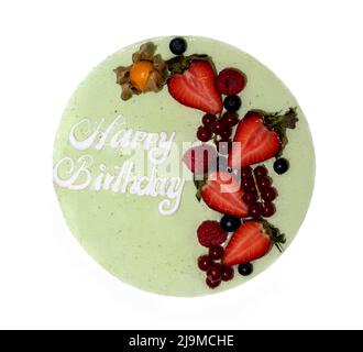 Primo piano di una deliziosa torta di compleanno di frutta tropicale con porzioni di frutta fresca sulla cima. Foto Stock