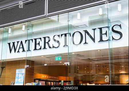 Londra, UK- 3 maggio 2022: L'insegna per il negozio Waterstones Book su Victoria Street a Londra Foto Stock