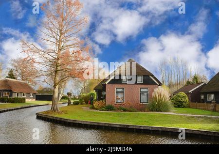 GIETHOORN PAESI BASSI, VISTA DI UNA BELLA CASA SUL CANALE CON GIARDINO NEL VILLAGGIO SENZA AUTO DI GIETHOORN PAESI BASSI . Foto Stock