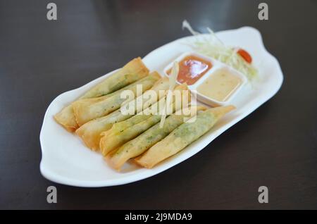 Gamberetti fritti wontons su piatto bianco Foto Stock