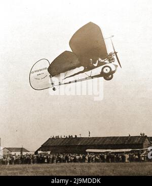 Una prima fotografia della "Flying Flea" costruita in Francia che decollo ad uno spettacolo aereo. Noto anche come Mignet Pou-du-Ciel o “Louse of the Sky”, è stato progettato dal francese Henri Mignet (1893-1965), ingegnere radiofonico francese. L'aereo aveva un'apertura alare di 19,5 piedi, una lunghezza di 11,5 piedi e pesato 450 libbre -- Mignet Pou-du-Ciel ou avion « Pou du Ciel » conu par le Franais Henri Mignet (1893-1965) qui était ingénieur radio. L’avion avait une envergure de 19,5 pieds, une longueur de 11,5 pieds et pesait 450 livres. Foto Stock