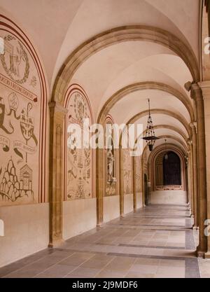 Santa Maria de Montserrat, un'abbazia benedettina situata sulla montagna di Montserrat, a Monistrol de Montserrat, in Catalogna, Spagna. Foto Stock