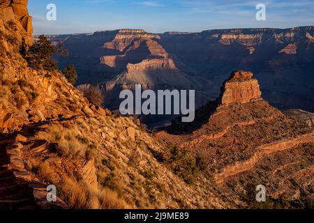 Il South Kaibab Trail si piega verso ONEILL Butte nel Grand Canyon Foto Stock