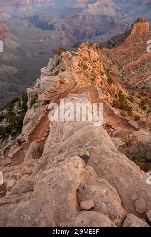 Il South Kaibab Trail si snoda lungo il Grand Canyon in una mattinata tranquilla verso o'Neill Butte Foto Stock