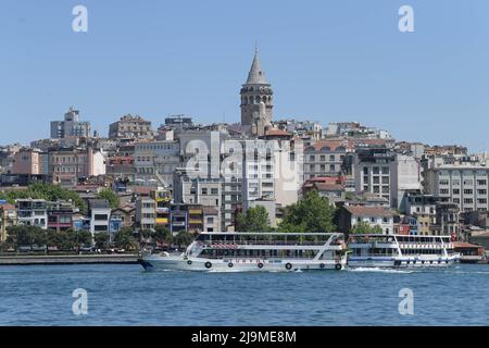 Istanbul, Turchia. 24th maggio 2022. Le navi da crociera navigano nello stretto di Bosforo a Istanbul, Turchia, 24 maggio 2022. Gli arrivi stranieri in Turchia sono saliti del 225,6 per cento anno su anno a 2,57 milioni in aprile, le cifre ufficiali hanno mostrato lunedì, come il paese sta cercando di recuperare dall'impatto del COVID-19. Credit: Shadati/Xinhua/Alamy Live News Foto Stock