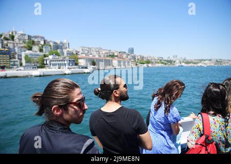 Istanbul, Turchia. 24th maggio 2022. La gente naviga su una barca nello stretto di Bosforo a Istanbul, Turchia, 24 maggio 2022. Gli arrivi stranieri in Turchia sono saliti del 225,6 per cento anno su anno a 2,57 milioni in aprile, le cifre ufficiali hanno mostrato lunedì, come il paese sta cercando di recuperare dall'impatto del COVID-19. Credit: Shadati/Xinhua/Alamy Live News Foto Stock