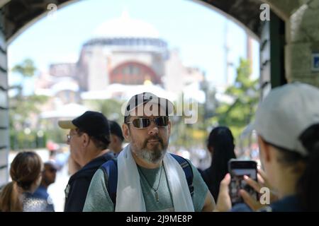 Istanbul, Turchia. 24th maggio 2022. La gente scatta foto vicino a Hagia Sophia a Istanbul, Turchia, 24 maggio 2022. Gli arrivi stranieri in Turchia sono saliti del 225,6 per cento anno su anno a 2,57 milioni in aprile, le cifre ufficiali hanno mostrato lunedì, come il paese sta cercando di recuperare dall'impatto del COVID-19. Credit: Shadati/Xinhua/Alamy Live News Foto Stock