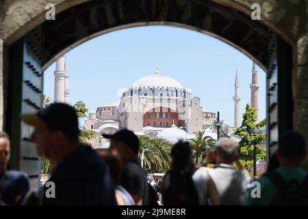 Istanbul, Turchia. 24th maggio 2022. La gente scatta foto vicino a Hagia Sophia a Istanbul, Turchia, 24 maggio 2022. Gli arrivi stranieri in Turchia sono saliti del 225,6 per cento anno su anno a 2,57 milioni in aprile, le cifre ufficiali hanno mostrato lunedì, come il paese sta cercando di recuperare dall'impatto del COVID-19. Credit: Shadati/Xinhua/Alamy Live News Foto Stock