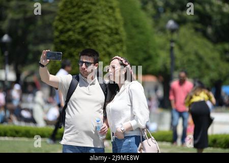 Istanbul, Turchia. 24th maggio 2022. La gente prende un selfie a Piazza Sultanahmet a Istanbul, Turchia, 24 maggio 2022. Gli arrivi stranieri in Turchia sono saliti del 225,6 per cento anno su anno a 2,57 milioni in aprile, le cifre ufficiali hanno mostrato lunedì, come il paese sta cercando di recuperare dall'impatto del COVID-19. Credit: Shadati/Xinhua/Alamy Live News Foto Stock