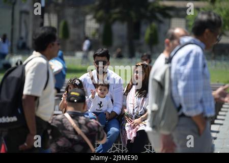 Istanbul, Turchia. 24th maggio 2022. La gente visita Piazza Sultanahmet a Istanbul, Turchia, 24 maggio 2022. Gli arrivi stranieri in Turchia sono saliti del 225,6 per cento anno su anno a 2,57 milioni in aprile, le cifre ufficiali hanno mostrato lunedì, come il paese sta cercando di recuperare dall'impatto del COVID-19. Credit: Shadati/Xinhua/Alamy Live News Foto Stock