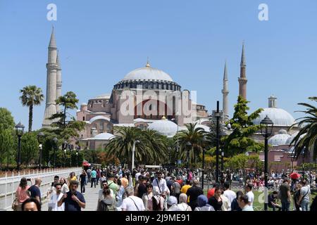 Istanbul, Turchia. 24th maggio 2022. I turisti sono visti vicino a Hagia Sophia a Istanbul, Turchia, 24 maggio 2022. Gli arrivi stranieri in Turchia sono saliti del 225,6 per cento anno su anno a 2,57 milioni in aprile, le cifre ufficiali hanno mostrato lunedì, come il paese sta cercando di recuperare dall'impatto del COVID-19. Credit: Shadati/Xinhua/Alamy Live News Foto Stock