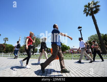 Istanbul, Turchia. 24th maggio 2022. La gente cammina vicino a Hagia Sophia a Istanbul, Turchia, 24 maggio 2022. Gli arrivi stranieri in Turchia sono saliti del 225,6 per cento anno su anno a 2,57 milioni in aprile, le cifre ufficiali hanno mostrato lunedì, come il paese sta cercando di recuperare dall'impatto del COVID-19. Credit: Shadati/Xinhua/Alamy Live News Foto Stock