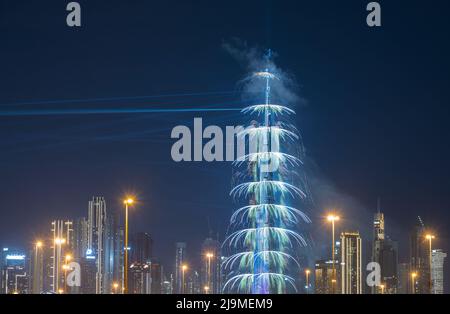 Vista degli spettacolari fuochi d'artificio del Burj Khalifa catturati durante le celebrazioni di Capodanno Foto Stock