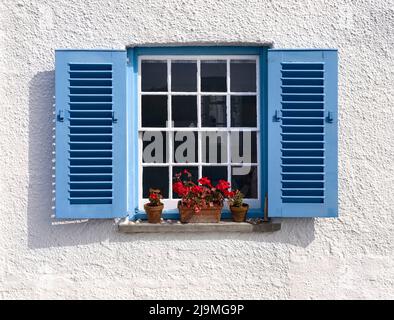 Una finestra su un cottage di fronte al mare a St. Mawes, Cornovaglia