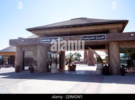 Splendida vista dell'ingresso al villaggio africano al giardino zoologico del Dubai Safari Park, una casa della più varia gamma di animali a Dubai, negli Emirati Arabi Uniti. Foto Stock