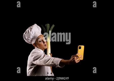 Croppata irriconoscibile afroamericana donna che anticipa il parto mostrando le tette del bambino Foto Stock