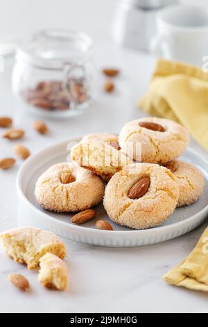 Biscotti dolci fatti in casa con amaretti sardi fatti in casa, fatti di farina di mandorle, su un piatto posto sul tavolo Foto Stock