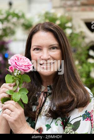 Rachel de Thame presentatore del mondo della BBC Gardeners che tiene il recentemente lanciato Peter Beales Roses Oxford Physical Rose al Chelsea Flower Show, 2022. Foto Stock