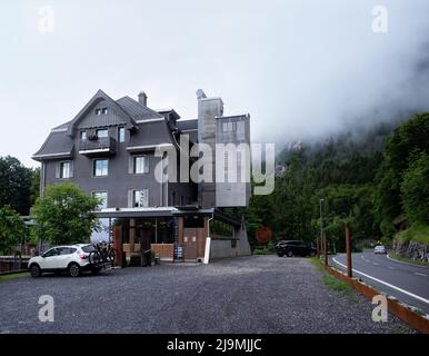 Vista dell'ora dell'alba del ristorante in legno illuminato situato nel villaggio alpino di Hasliberg, Svizzera. Foto Stock