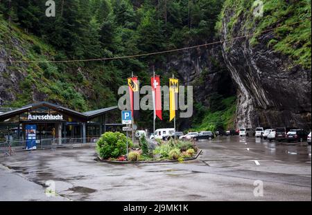 Vista dell'entrata ovest della gola di Aare situata tra Meiringen e Innertkirchen, Svizzera. Foto Stock