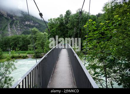 Vista del bellissimo ponte sospeso di corda sul fiume Aare che collega l'estremità est all'estremità ovest, catturato ad Aareschlucht, Meiringen Foto Stock