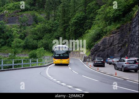 Vista di un autobus pubblico che collega Meiringen a Oberwald attraverso la regione di Grimsel in Svizzera. Foto Stock