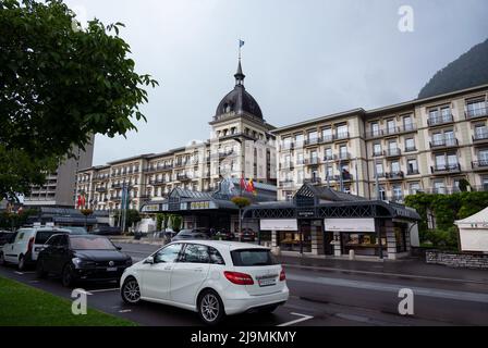 Vista del Victoria Jungfrau Grand Hotel Spa, un lussuoso e storico hotel situato sulla strada principale di Interlaken, Svizzera. Foto Stock