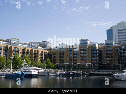 Barche ormeggiate Marina St Katharines Docks Tower Bridge Londra Foto Stock