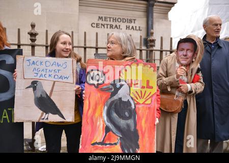 Londra, Inghilterra, Regno Unito. 24th maggio 2022. I manifestanti tengono dei cartelli durante la dimostrazione. I manifestanti di estinzione della ribellione si sono riuniti al Metodista Central Hall di Westminster a Londra, per fermare l'annuale incontro generale della Shell. (Credit Image: © Thomas Krych/ZUMA Press Wire)