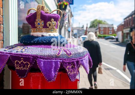 Mystery Knitter svela il topper Platinum Jubilee Crown Postbox a Syston, Leicester, Regno Unito. Questa è la più recente creazione dell'artista di maglieria noto come Syston knitting Banxy. Foto Stock